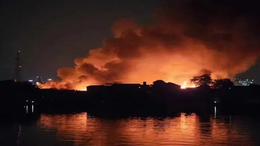 ১৬ ঘণ্টা পর কড়াইল বস্তির আগুন ‘পুরোপুরি’ নিয়ন্ত্রণে